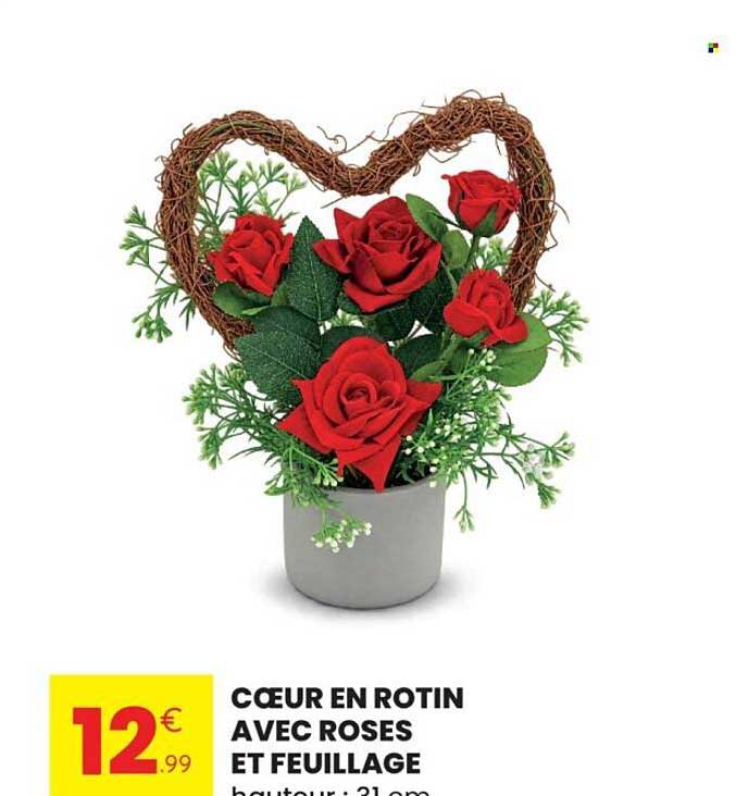 CŒUR EN ROTIN AVEC ROSES ET FEUILLAGE