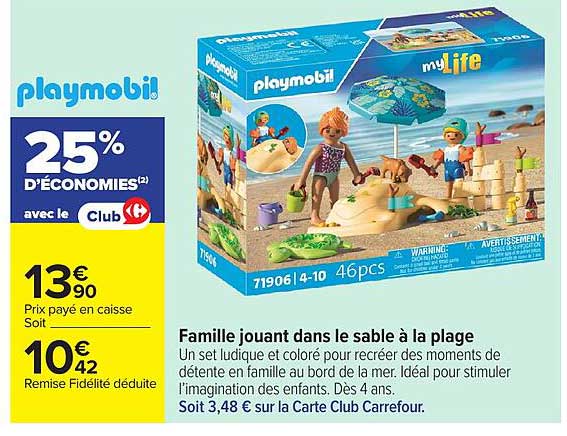 Famille jouant dans le sable à la plage