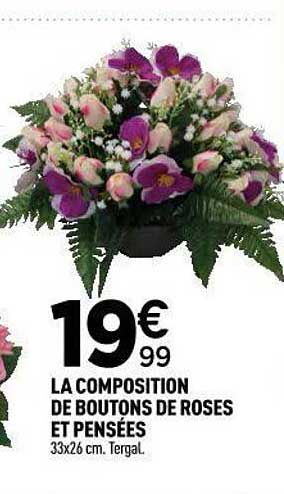 LA COMPOSITION DE BOUTONS DE ROSES ET PENSÉES