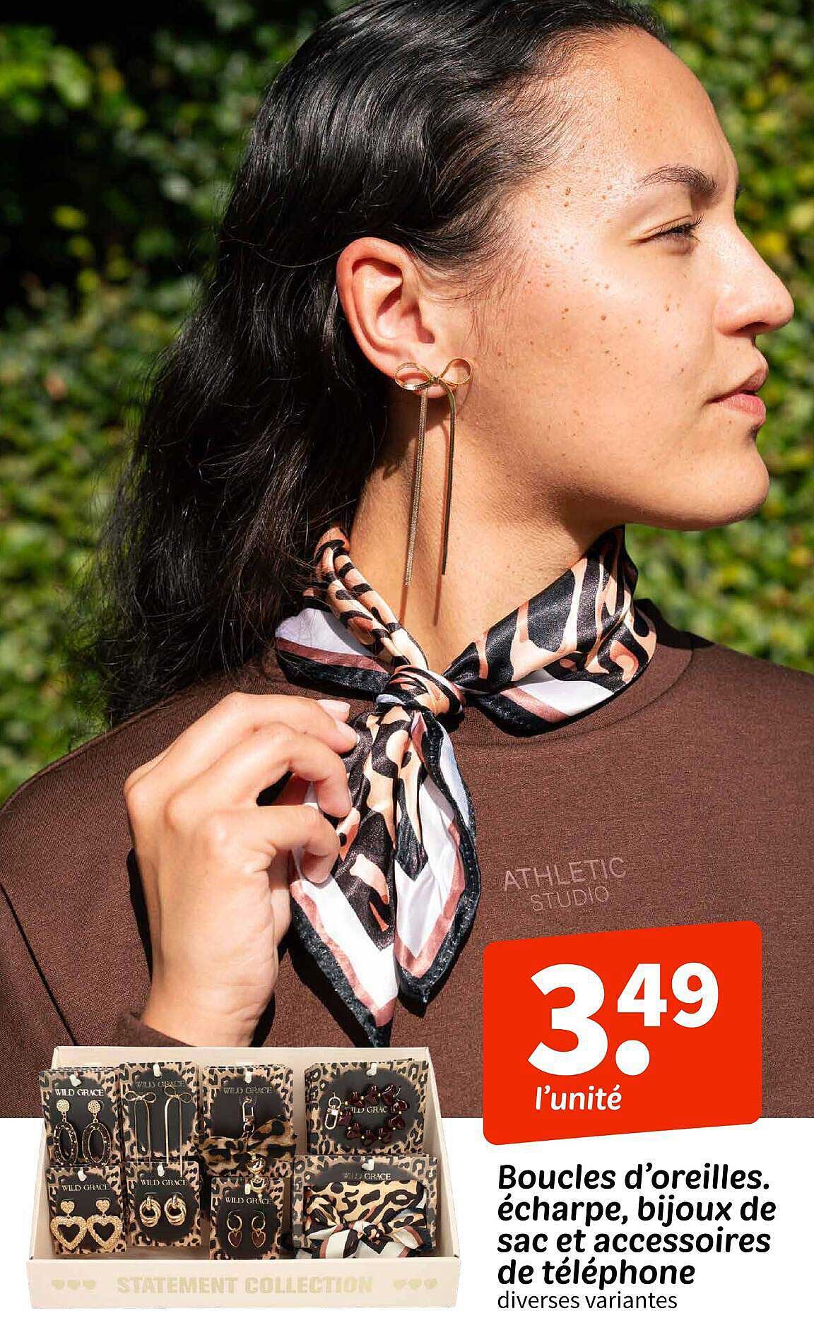 Boucles d’oreilles, écharpe, bijoux de sac et accessoires de téléphone