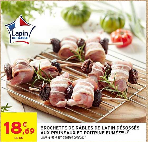 BROCHETTE DE RABLES DE LAPIN DÉSOSSÉS AUX PRUNEAUX ET POITRINE FUMÉE