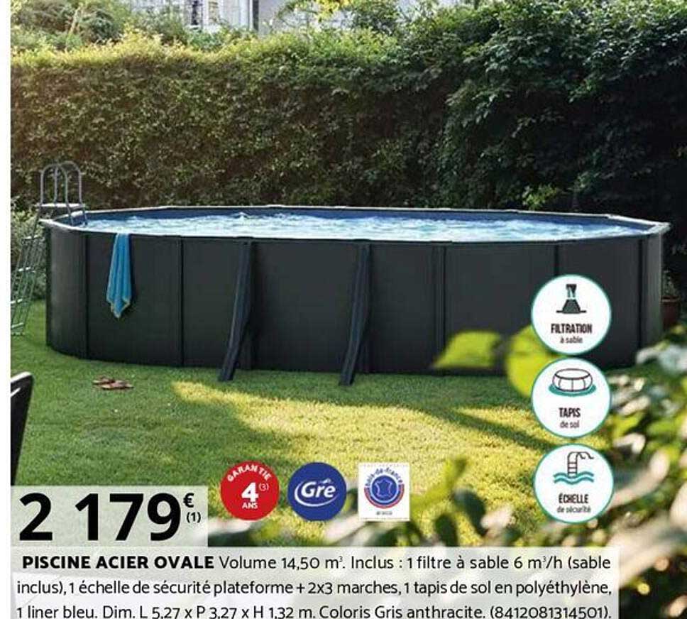 PISCINE ACIER OVALE Volume 14,50 m³. Inclus : 1 filtre à sable 6 m³/h (sable inclus), 1 échelle de sécurité plateforme + 2x3 marches, 1 tapis de sol en polyéthylène, 1 liner bleu. Dim. L 5,27 x P 3,27 x H 1,32 m. Coloris Gris anthracite.