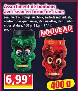 Assortiment de bonbons avec seau en forme de crâne